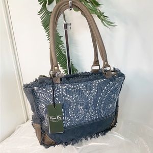 Gently used Myra bag. (See specs in pic for full details.
